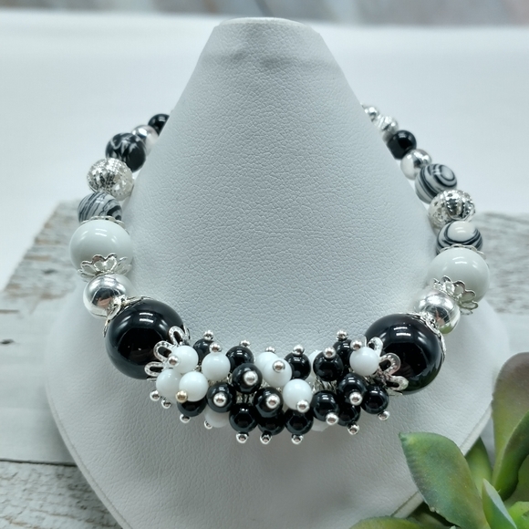 Handmade Black and White Cluster Beaded Bracelet - Picture 2 of 4